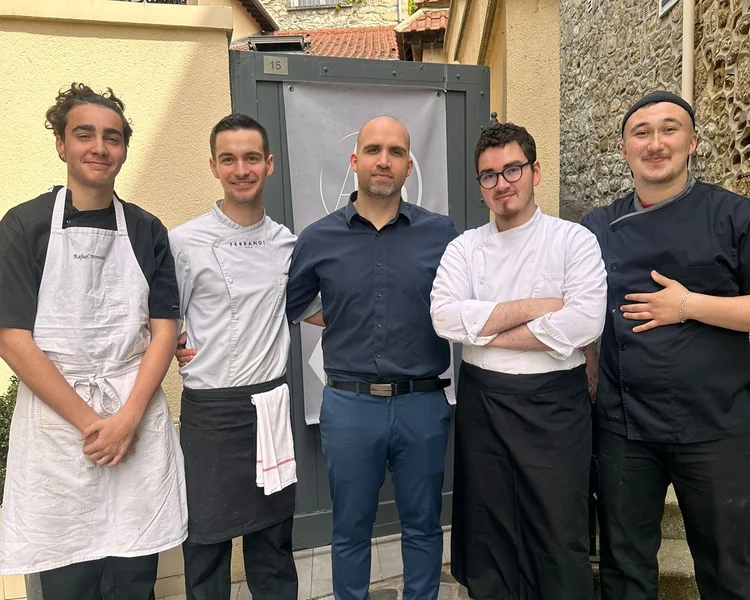 L'équipe complète du restaurant Aux Berges du Bonheur