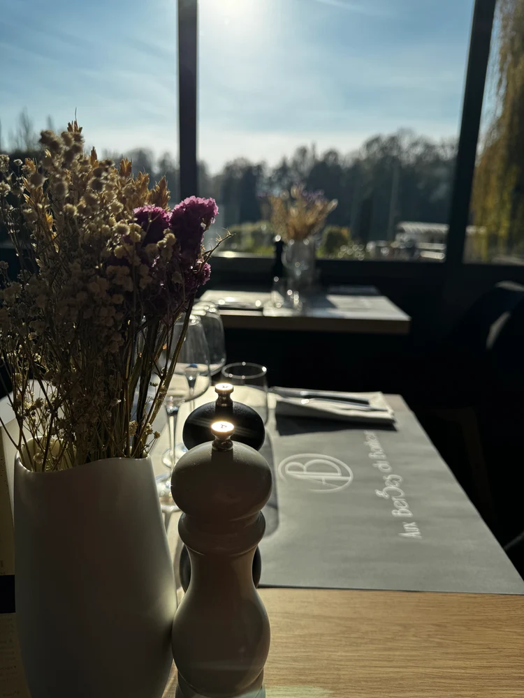 Salle élégante du restaurant Aux Berges du Bonheur à Conflans-Sainte-Honorine